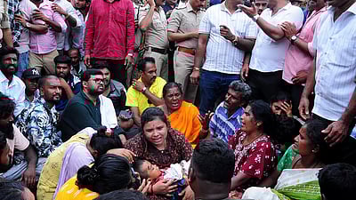 வாகன சோதனை: பைக்கில் இருந்து விழுந்து 3 வயது சிறுமி பலி!