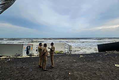 கடற்கரையில் கரை ஒதுங்கிய கன்டெய்னர்கள் - புகைப்படங்கள்