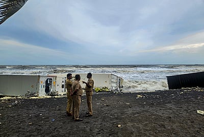 கடற்கரையில் கரை ஒதுங்கிய கன்டெய்னர்கள் - புகைப்படங்கள்