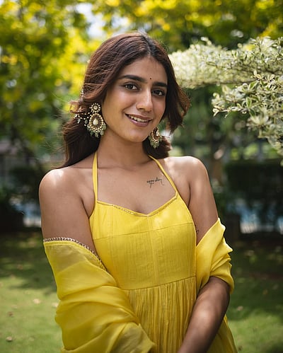 மஞ்சள் பூவே... பிரியா வாரியர்!