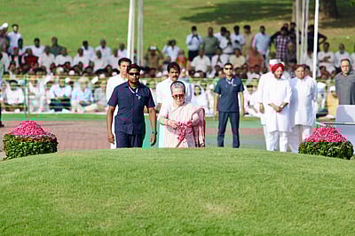 ஜவாஹர்லால் நேரு நினைவு நாள்: சோனியா காந்தி அஞ்சலி  