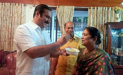 தாய் மீது பாட்டிலை வீசினார் அன்புமணி: கண்கலங்கிய ராமதாஸ்!