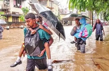 வெள்ளத்தில் மிதக்கும் கேரளம்: இயல்பு வாழ்க்கை முடங்கியது