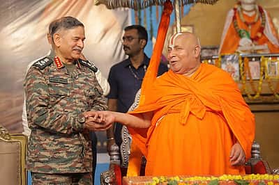 மடத்தின் தலைவரை சீருடையில் சந்தித்த ராணுவ தலைமைத் தளபதி! சமூக ஊடகங்களில் வைரல்!