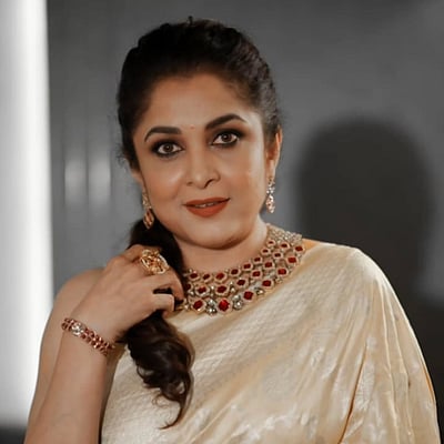 வயசானாலும் ஸ்டைலும் அழகும் குறையல... ரம்யா கிருஷ்ணன்!