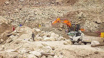 இந்தோனேசியா கல் குவாரியில் பாறைகள் சரிந்து 8 பேர் பலி! தேடுதல் பணி தீவிரம்!