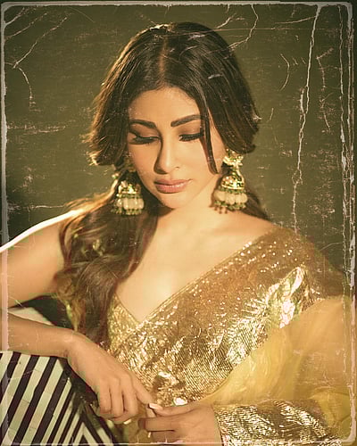 கோல்டன் ஸ்பாரோ... மெளனி ராய்!