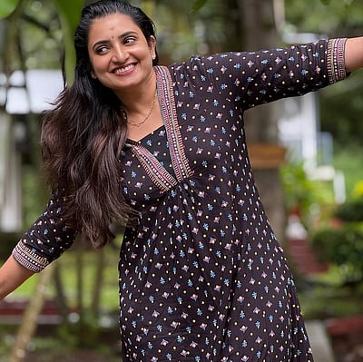 மகிழ்ச்சியாக இருங்கள்... சுஜிதா!