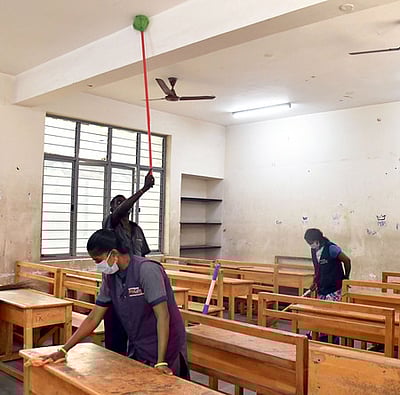 பெற்றோருக்கு நெருக்கடி கொடுக்கும் தனியாா் பள்ளிகள்!