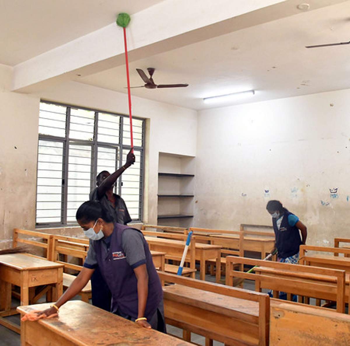 பெற்றோருக்கு நெருக்கடி கொடுக்கும் தனியாா் பள்ளிகள்!