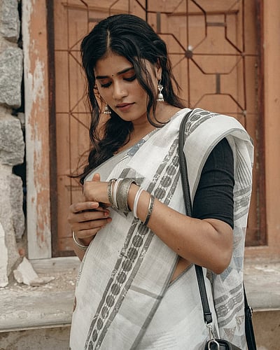 கண்ணாடி பூவே... சார்யா லக்‌ஷ்மண்!