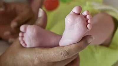 வேலூர்: பச்சிளம் குழந்தை விரல் துண்டிப்பு! அலட்சியம் காட்டிய செவிலியர் மீது வழக்கு