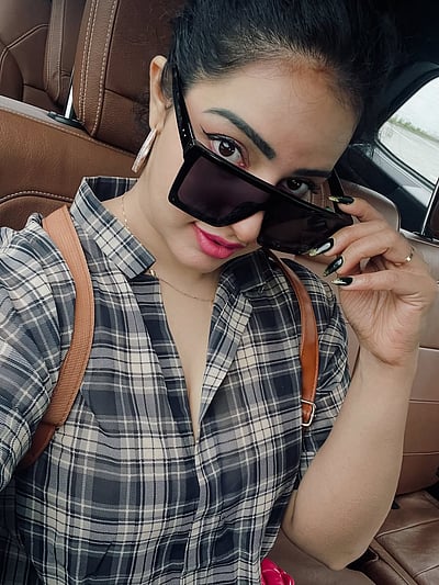 கண்ணும் கண்ணும்... மாளவிகா மேனன்!