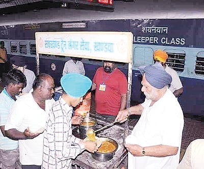 ஓடும் ரயிலில் இலவச உணவு...