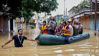 வடகிழக்கில் கொட்டித் தீர்க்கும் மழை: நிலச்சரிவுக்கு 26 பேர் பலி! 