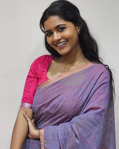 மினி ரதி.... தீபா பாலு! 