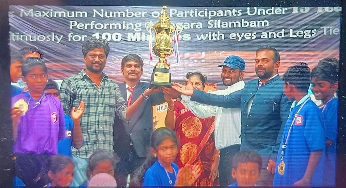 உலக சாதனை படைத்த ஏகேடிஆர் மாணவர்களுக்கு பாராட்டு