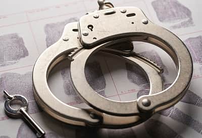 சௌகாா்பேட்டையில் 
போலி மின்பொருள்கள் 
விற்பனை: 4 போ் கைது