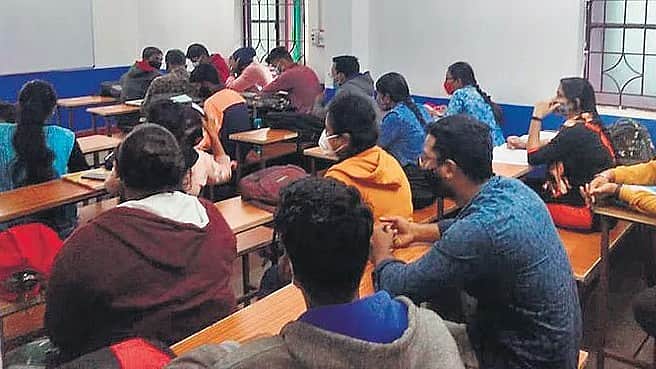 குடிமைப் பணி தேர்வுக்கு பயிற்சி மையம் கட்டாயமா?