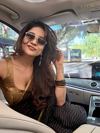 ஜூன் வைப்... சாக்‌ஷி அகர்வால்!