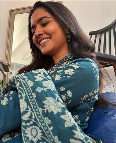 அழகின் சிரிப்பு... தீபா பாலு!