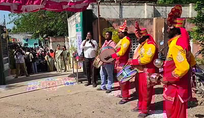 வேலூரில் ஒன்றாம் வகுப்பு மாணவர்களுக்கு மேளதாளத்துடன் உற்சாக வரவேற்பு 