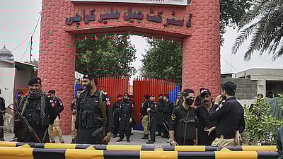 பாகிஸ்தான்: 216 சிறைக் கைதிகள் தப்பியோட்டம் 