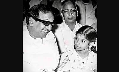 அப்பா, ஆசான், தலைவர்! - கருணாநிதியை நினைவுகூர்ந்த கனிமொழி! 
