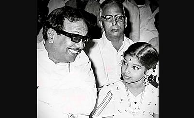 அப்பா, ஆசான், தலைவர்! - கருணாநிதியை நினைவுகூர்ந்த கனிமொழி! 