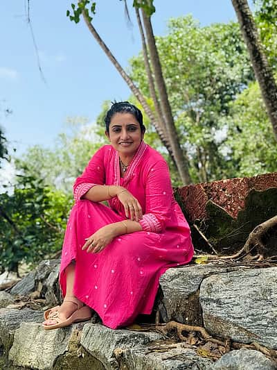 இயற்கை எழிலில்.. சுஜாதா தனுஷ்!