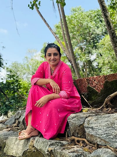 இயற்கை எழிலில்.. சுஜாதா தனுஷ்!