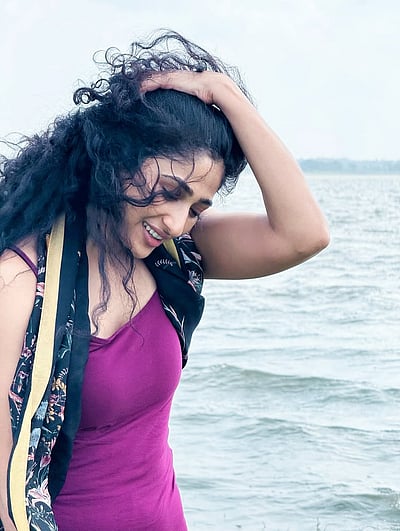 கடலும் கவிதையும்... ரோஷிணி பிரகாஷ்! 