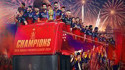 பெங்களூருவில் கோப்பையுடன் ஊர்வலம் செல்லும் ஆர்சிபி வீரர்கள்!