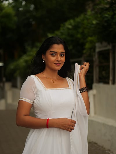 வெண்காந்தள் மலரே... லட்சுமி பிரியா!