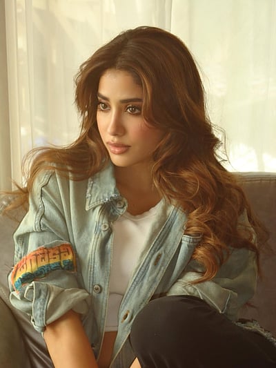 கொஞ்சும் பார்வை... ஜான்வி கபூர்!