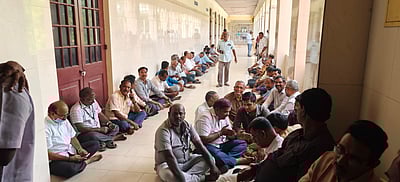 அண்ணாமலை பல்கலை. ஊழியர்கள் தொடர் போராட்டம்: துணைவேந்தர் அலுவலகம் முற்றுகை!