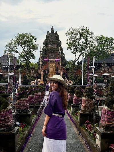 நீலக்குயில்... பிரியா வாரியர்!