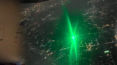 விமானங்கள் மீது லேசா் விளக்குகளை ஒளிரச் செய்தால்
கடும் நடவடிக்கை: சென்னை காவல் ஆணையா்