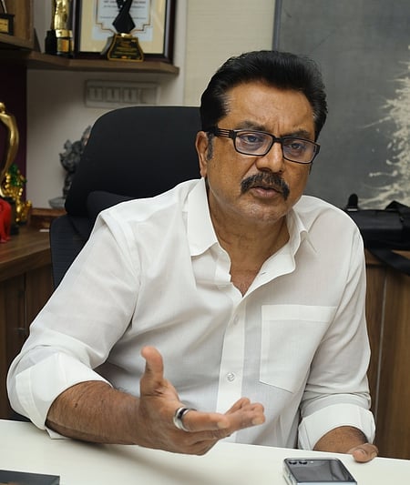 தோ்தலில் நானும், ராதிகாவும் போட்டியிடவில்லை:
சரத்குமாா்