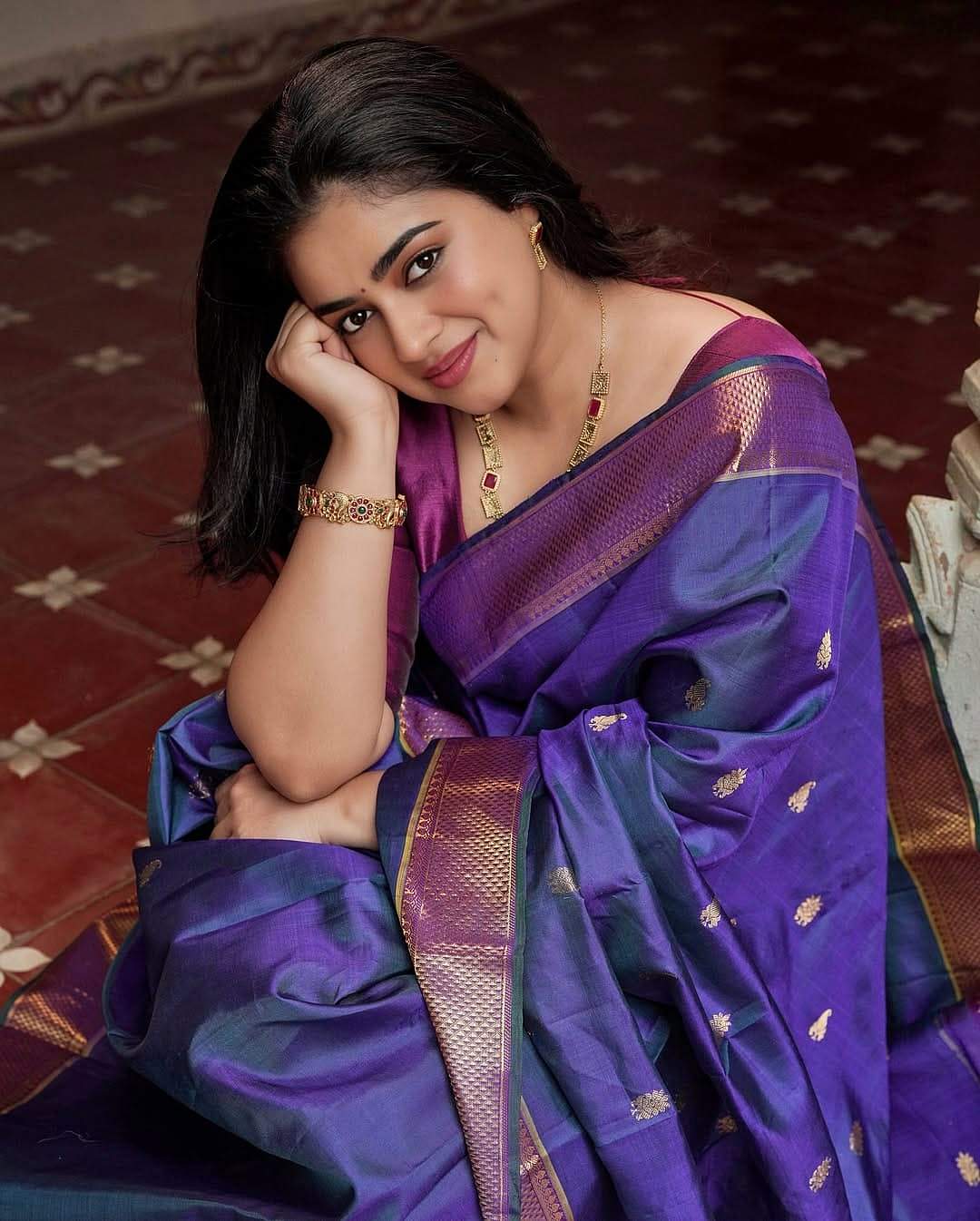 புன்னகை... சித்தி இத்னானி!