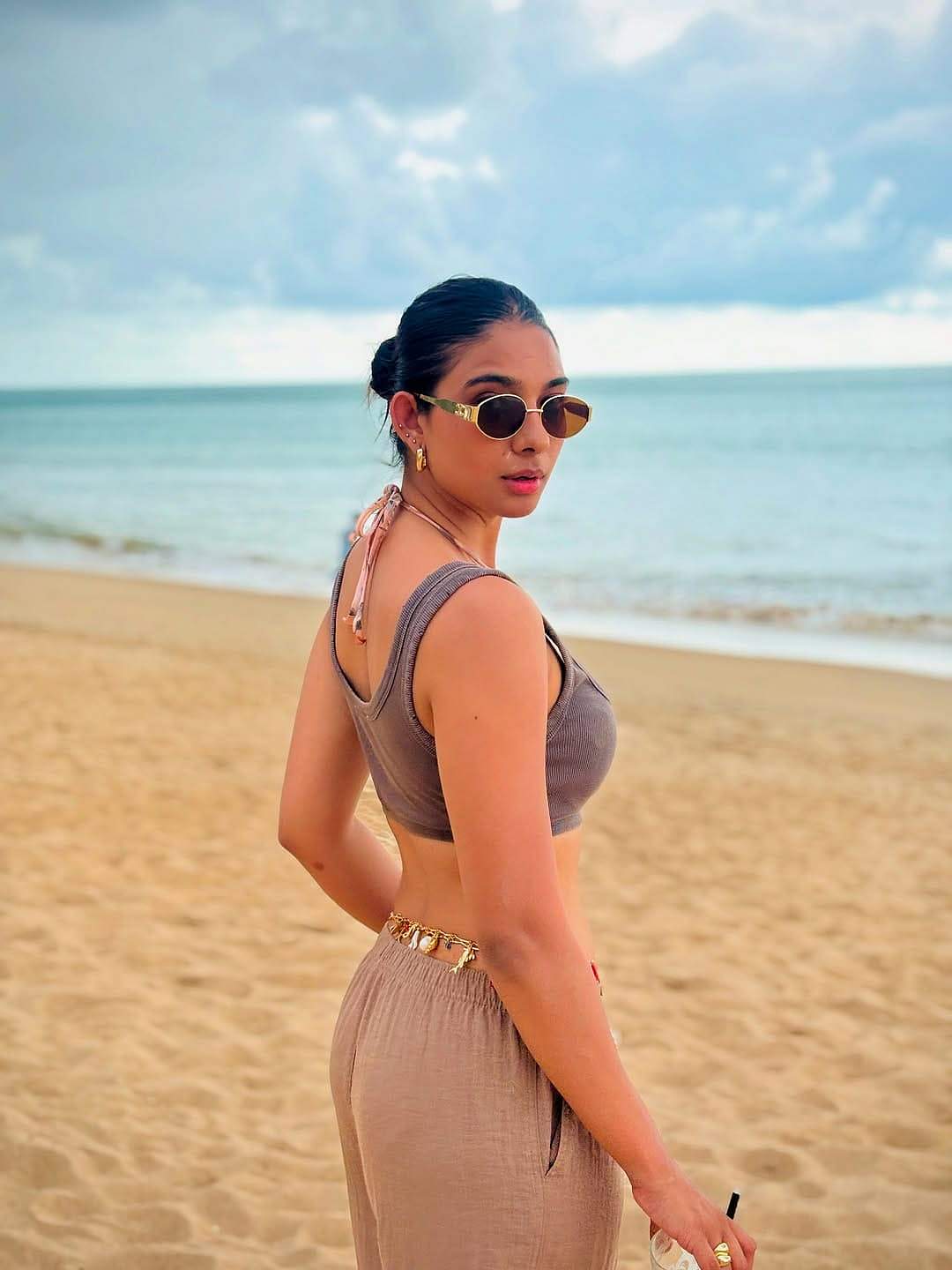 கடலைத் தொடும் அலை.. நடாஷா பரத்வாஜ்!