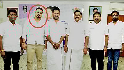 அரசு வேலை வாங்கித் தருவதாக பணமோசடி புகார்: அதிமுக நிர்வாகி நீக்கம்!