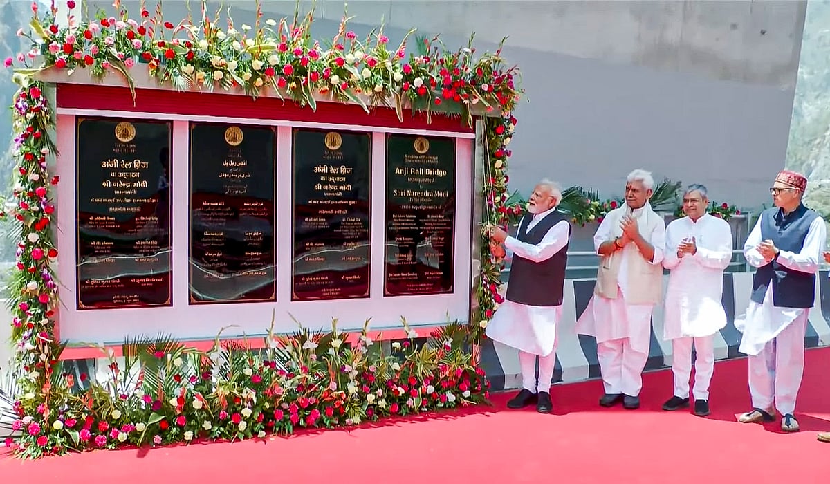 ஜம்மு-காஷ்மீர் மாநிலம், ரியாஸி மாவட்டத்தில் செனாப் ஆற்றின் குறுக்கே கட்டப்பட்டுள்ள உலகின் மிக உயரமான ரயில்வே இரும்பு வளைவுப் பாலத்தை நாட்டிற்கு அர்ப்பணித்த பிரதமர் நரேந்திர மோடி. உடன் ரயில்வே அமைச்சர் அஸ்வினி வைஷ்ணவ், ஜம்மு-காஷ்மீர் துணை நிலை ஆளுநர் மனோஜ் சின்ஹா மற்றும் முதல்வர் உமர் அப்துல்லா ஆகியோர்.