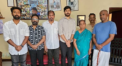 விக்ரம் சுகுமாரன் குடும்பத்திற்கு ரூ. 5 லட்சம் நிதியுதவி அளித்த தயாரிப்பாளர்!