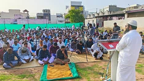  தென்காசியில் நடைபெற்ற பக்ரீத் பண்டிகை சிறப்புத் தொழுகையில் பங்கேற்றோா்.
