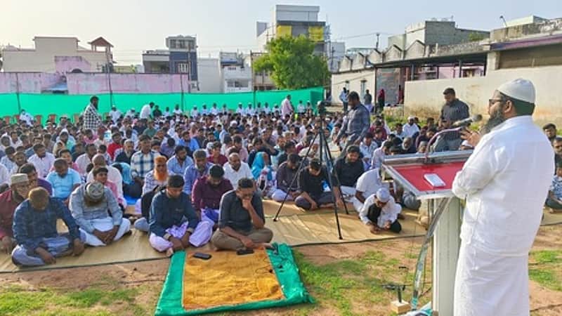 தென்காசியில் நடைபெற்ற பக்ரீத் பண்டிகை சிறப்புத் தொழுகையில் பங்கேற்றோா்.