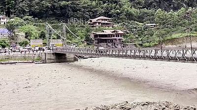 நிலச்சரிவு: வடக்கு சிக்கிமில் இருந்து 76 வீரர்கள் ஹெலிகாப்டர்கள் மூலம் மீட்பு  