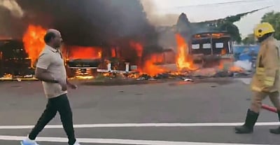 லாரி பட்டறையில் தீ: தடுப்புப் பணியை மேற்கொண்ட அமைச்சர் மா.சுப்பிரமணியன்