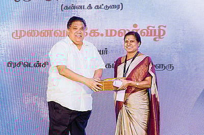 மொழிபெயர்ப்பு கண்ணாடி போன்று இருக்க வேண்டும்