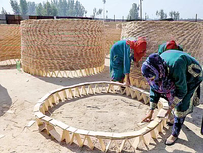 அங்கும் இங்கும்..